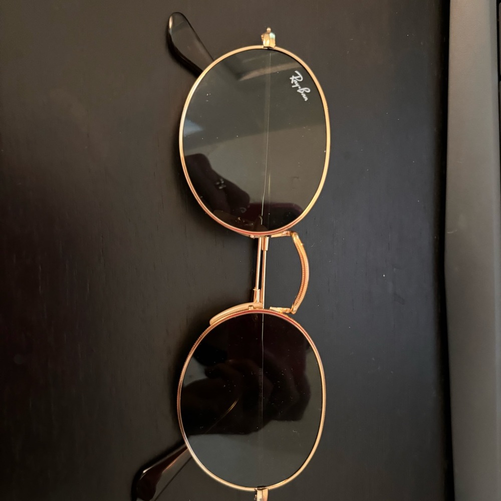 Mind condition oval gold ray bans!
